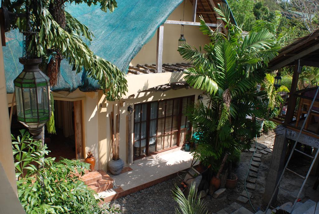 Casa Aviara Resort & Hotel Puerto Galera Buitenkant foto